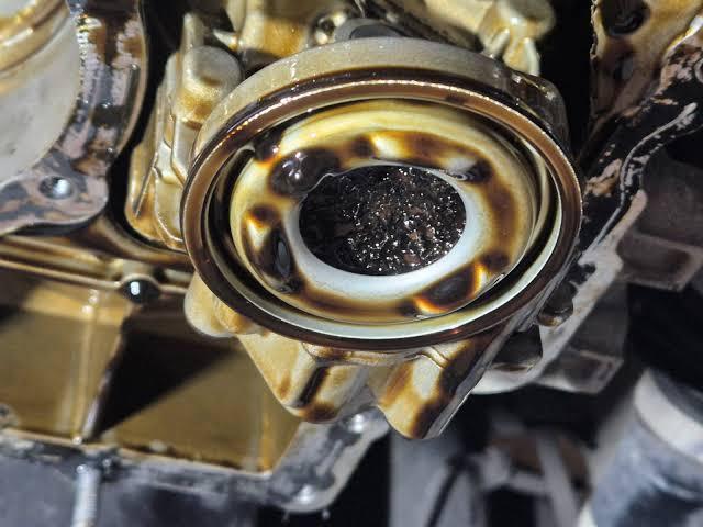 Crépine d'huile colmatée par des dépôts et de l'huile brûlée sur un 1.2 PureTech