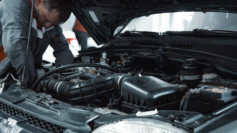 Compartiment moteur ouvert, réservoirs de liquides visibles