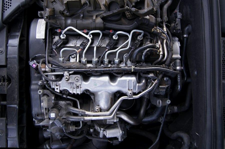 Moteur diesel à rampe commune, injecteurs et tubulures d'injection visibles