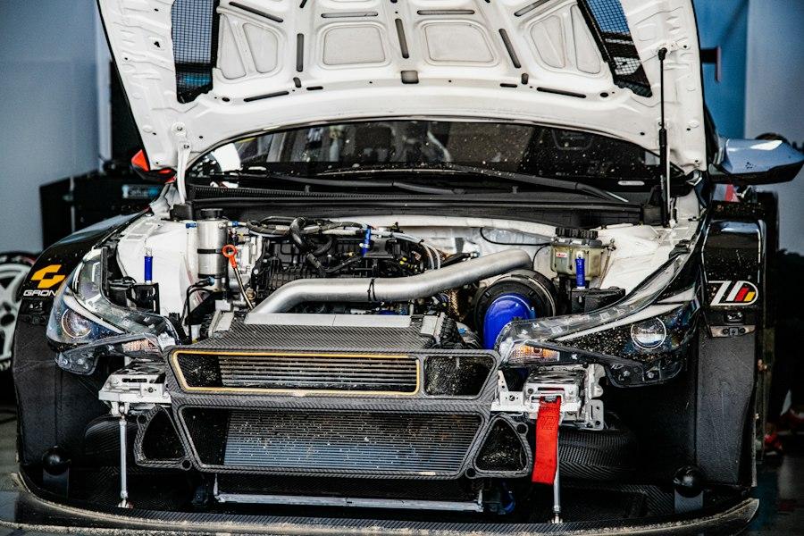 Voiture de préparation, capot ouvert, échangeur et tubulures de suralimentation visibles