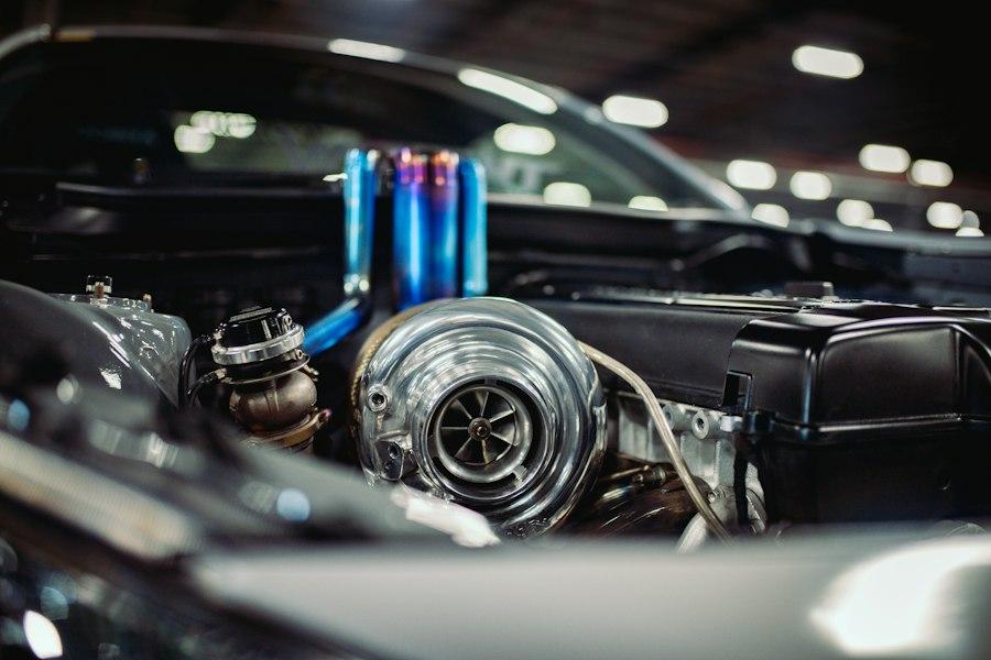 Turbocompresseur monté dans un compartiment moteur