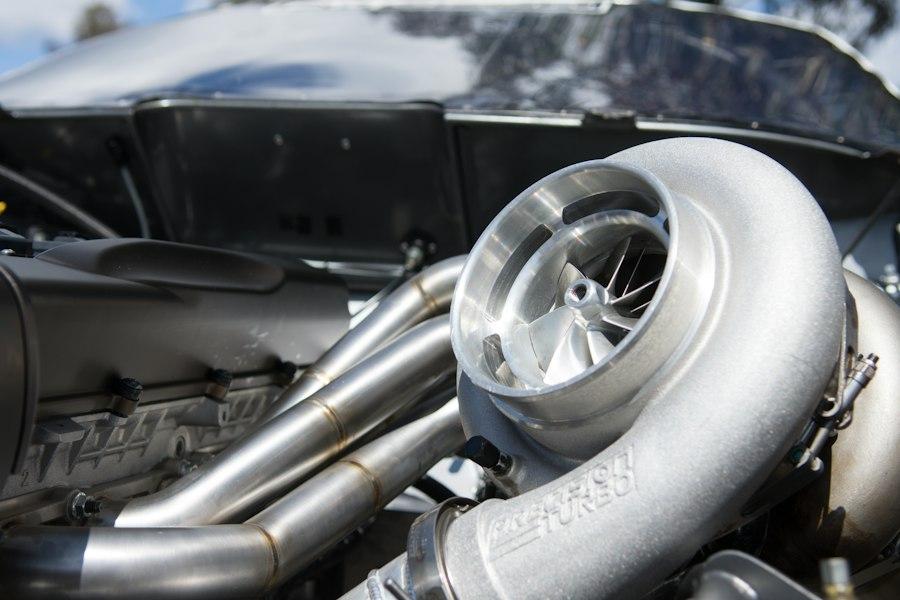 Gros turbocompresseur et collecteur inox sur un moteur préparé