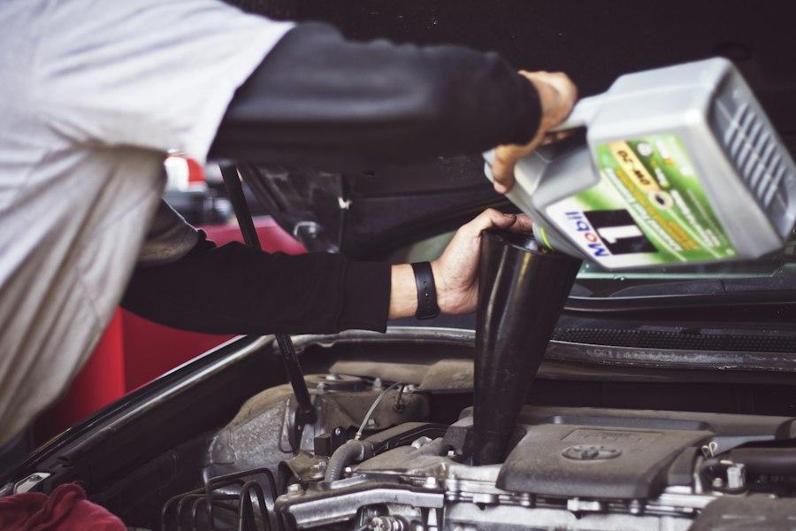Vidange : huile moteur versée dans un moteur de voiture